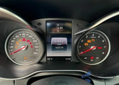 2017 Mercedes-Benz C 300 4Matic z USA, uszkodzony, nr VIN 55SWF4KB4HU214841